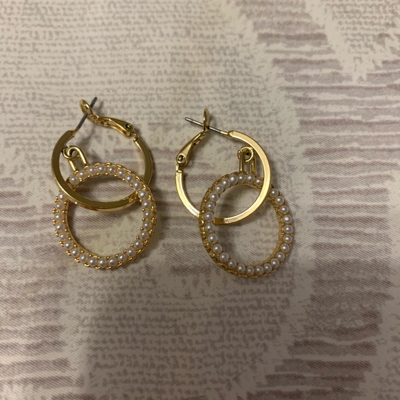 Gold tone glass crystal faux pearl earrings - Picture 3 of 7